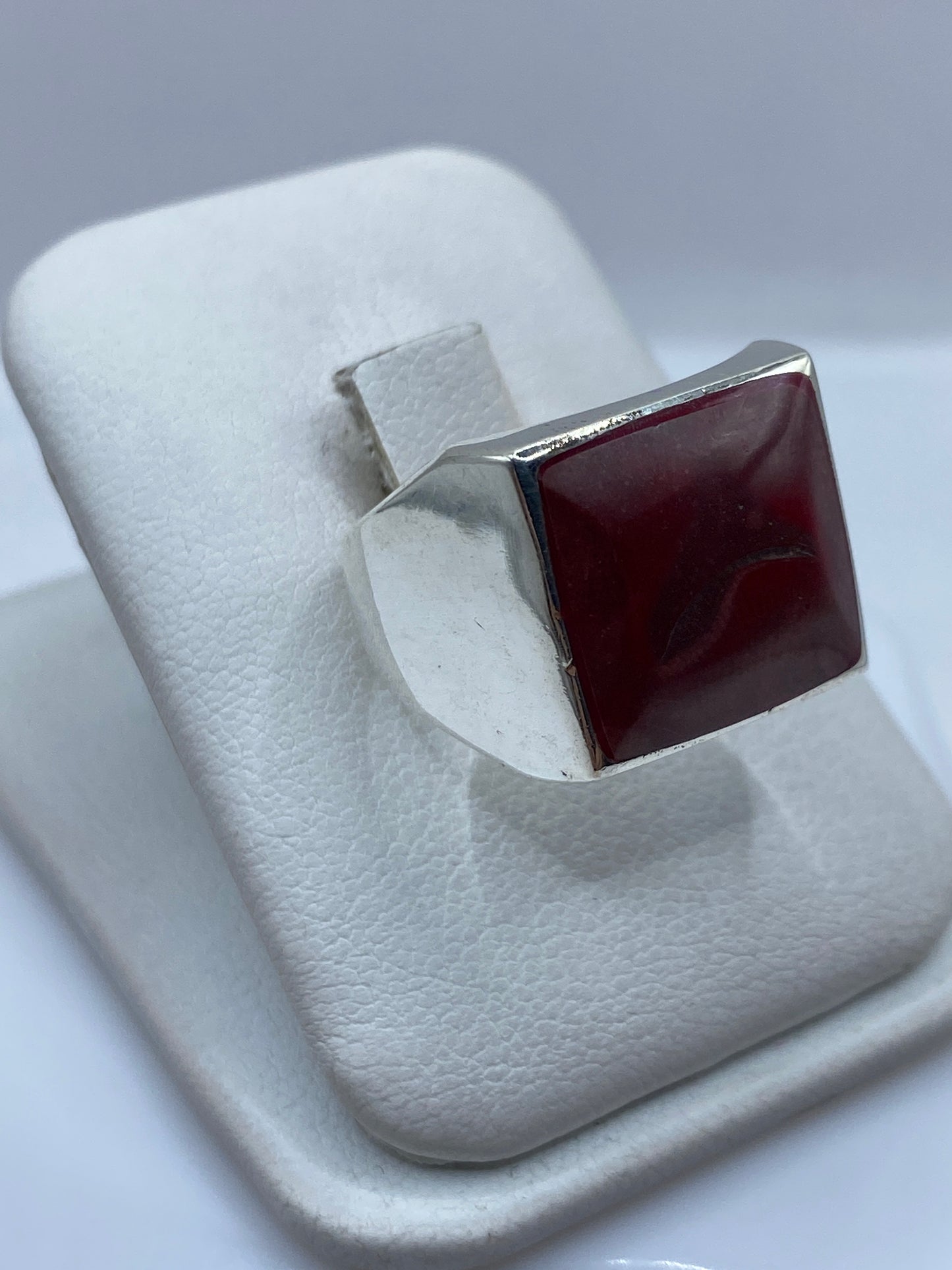 Vista frontal del anillo sello coral rojo en plata .925 de Taxco
