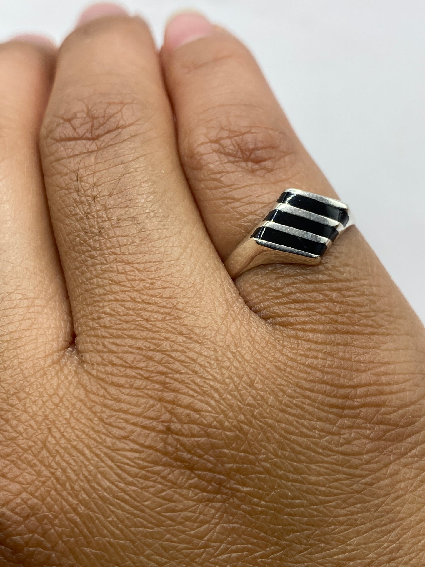 Anillo solitario sobre fondo blanco mostrando el sello .925