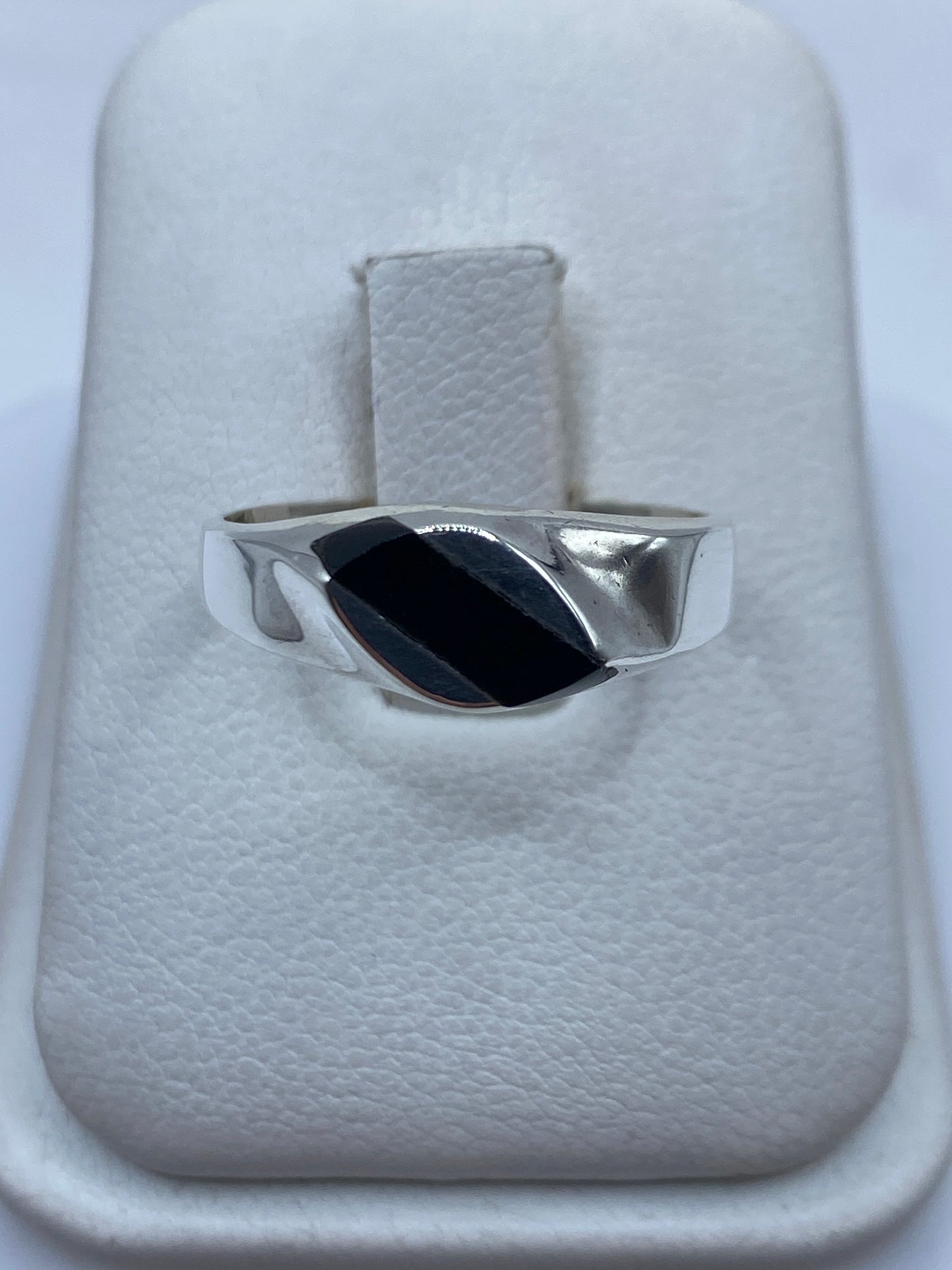 Anillo de plata .925 con ónix negro natural en estuche de joyería blanco