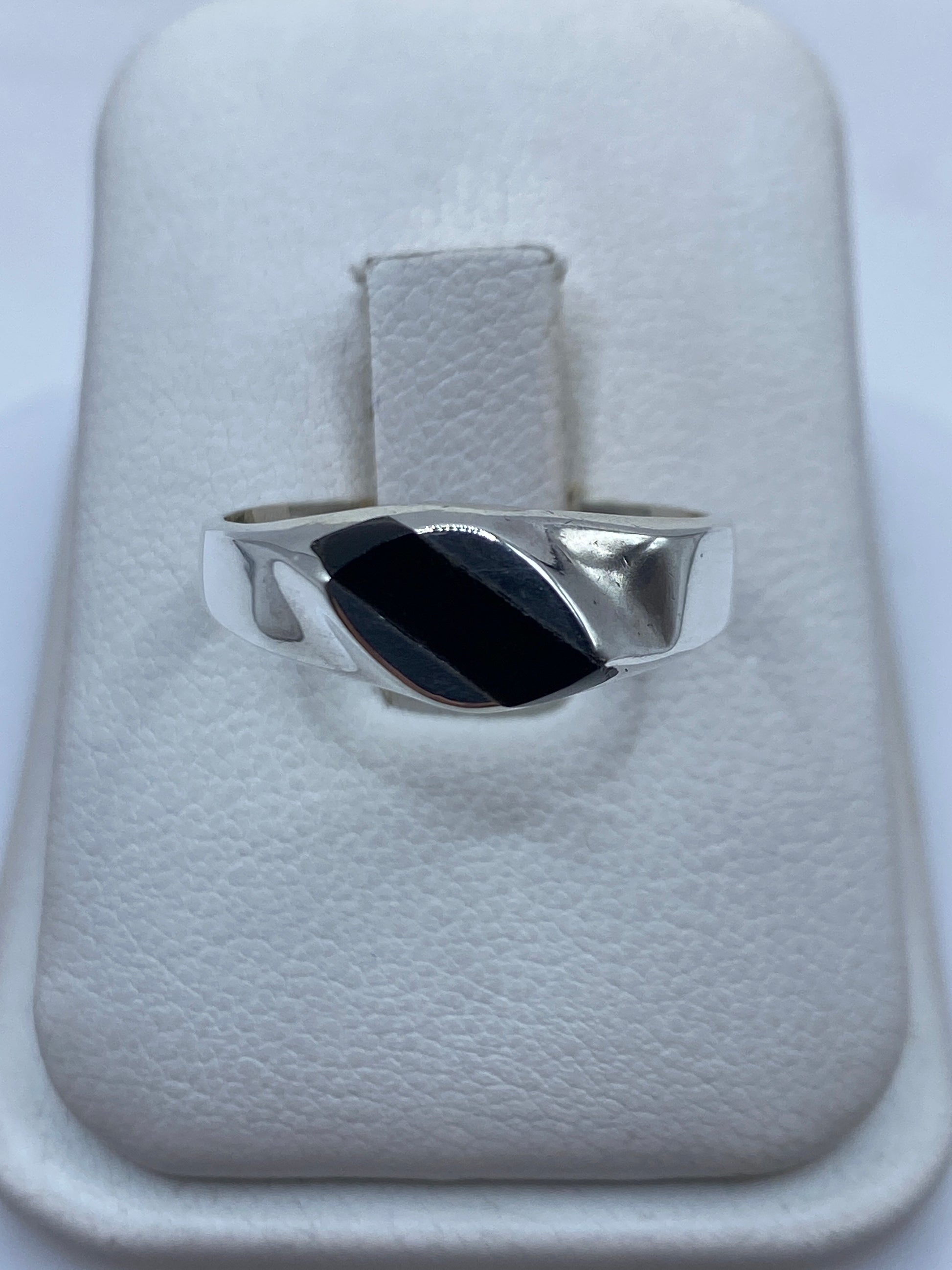 Anillo de plata .925 con ónix negro natural en estuche de joyería blanco