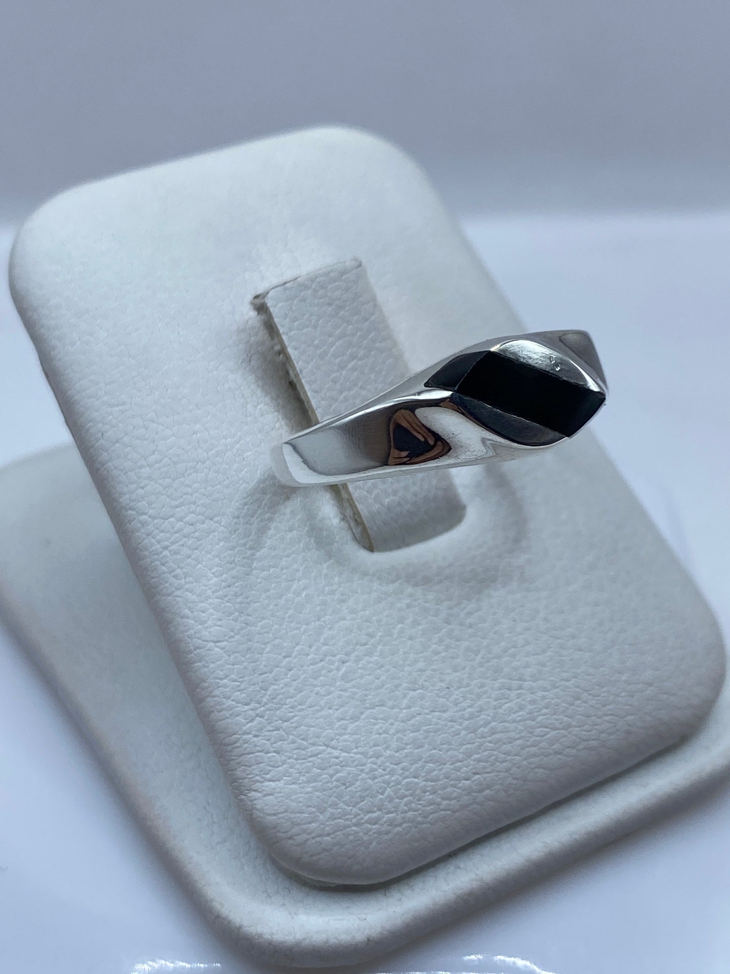 Vista frontal del anillo unisex con piedra ónix pulida y banda de plata