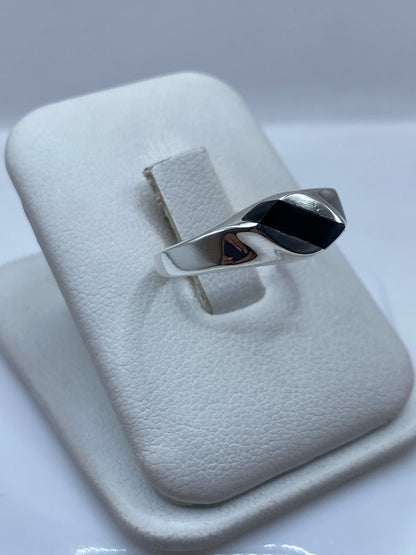 Vista frontal del anillo unisex con piedra ónix pulida y banda de plata