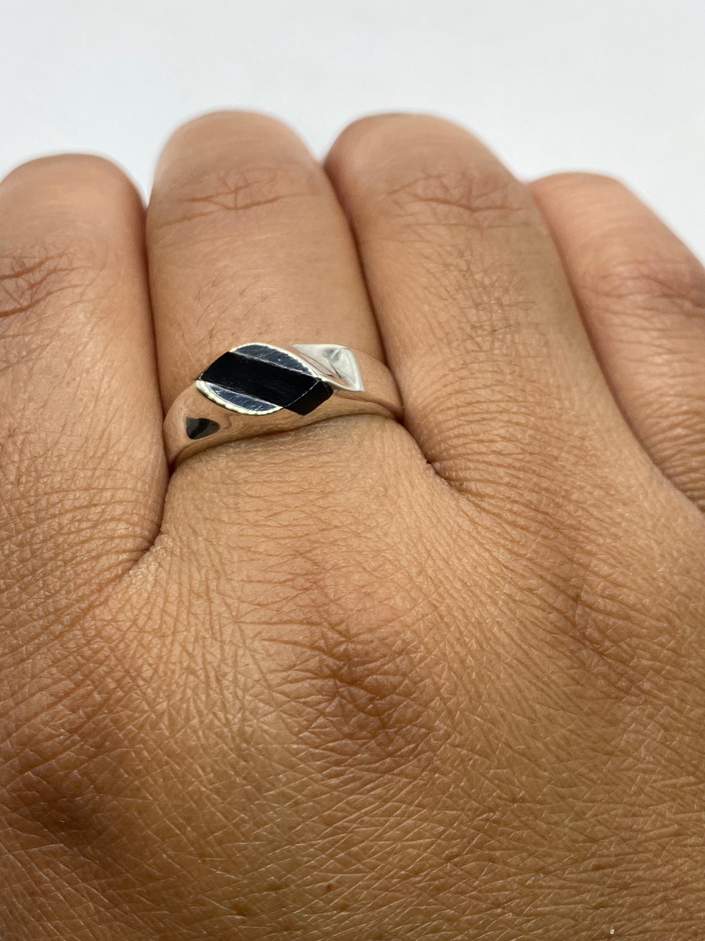 Anillo en dedo mostrando el sello 925 MEXICO en la banda interior