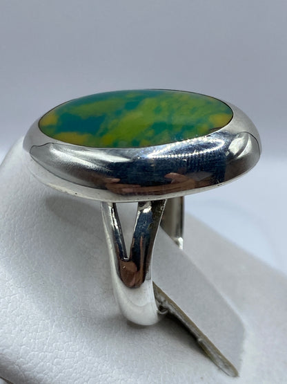 Detalle lateral del anillo de plata con piedra multicolor en tonos naturales
