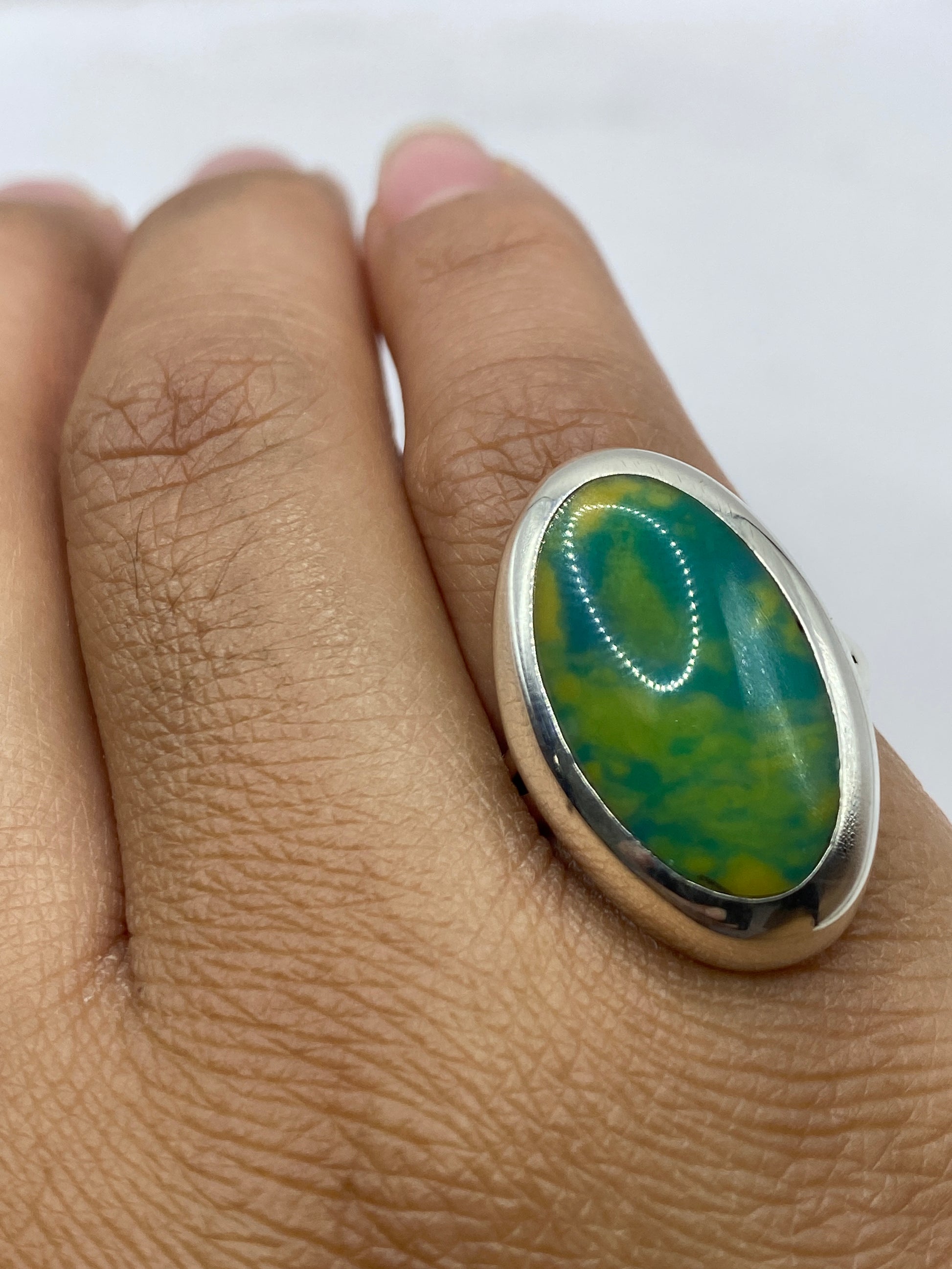 Anillo sobre báscula mostrando peso de 8.3 g y sello 925 de Taxco