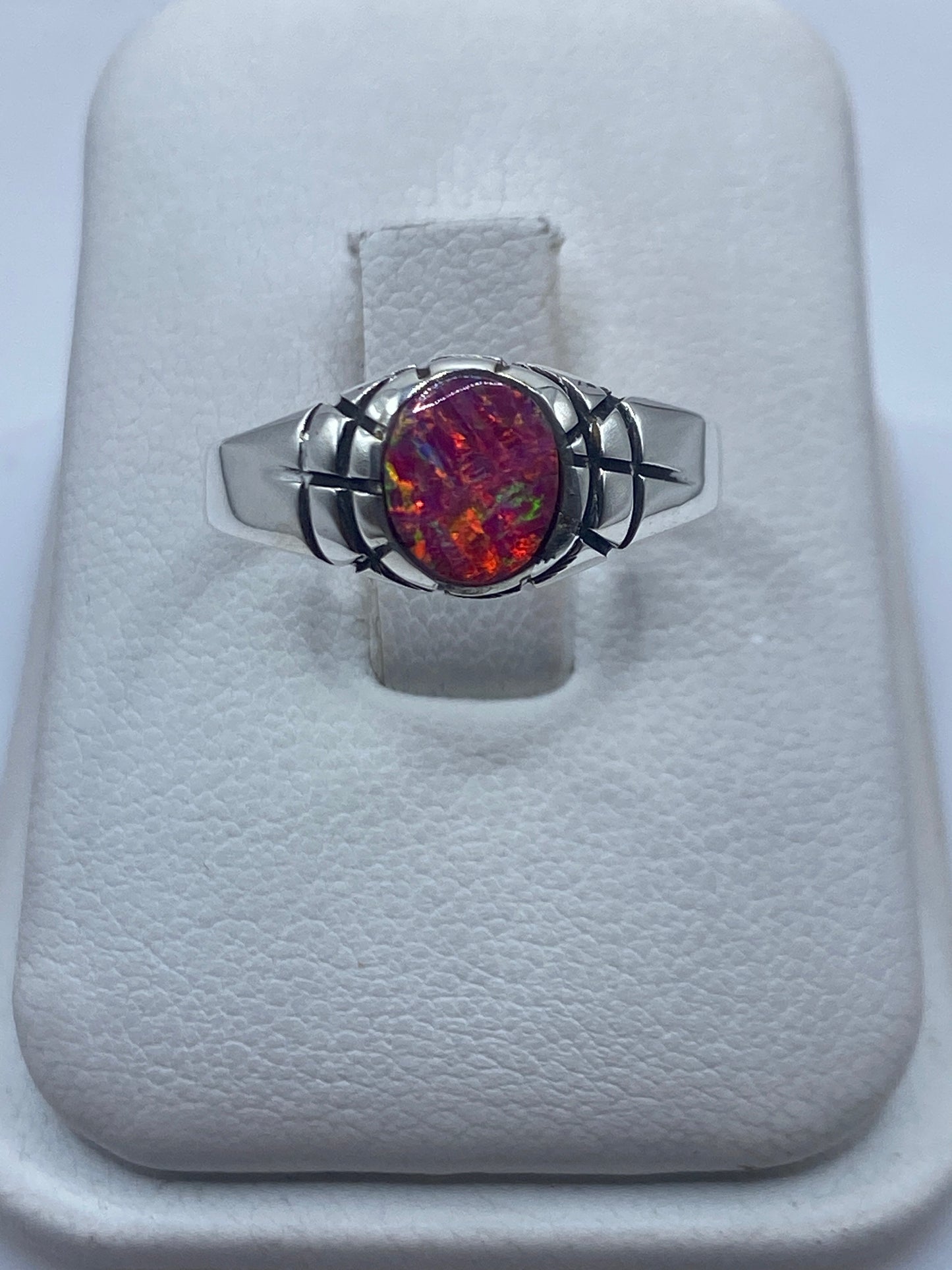 Anillo de plata .925 con ópalo de fuego rosa natural engastado, vista frontal en mano de mujer