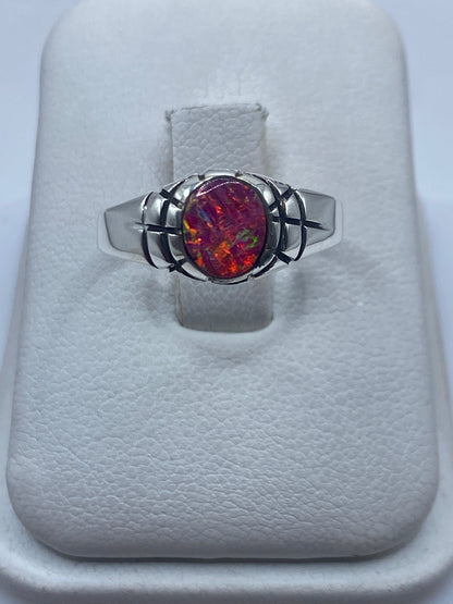Anillo de plata .925 con ópalo de fuego rosa natural engastado, vista frontal en mano de mujer