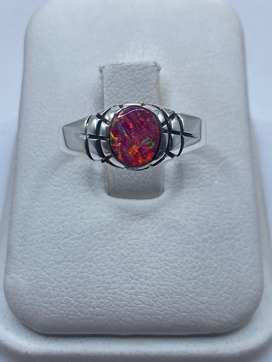 Anillo de plata .925 con ópalo de fuego rosa natural engastado, vista frontal en mano de mujer