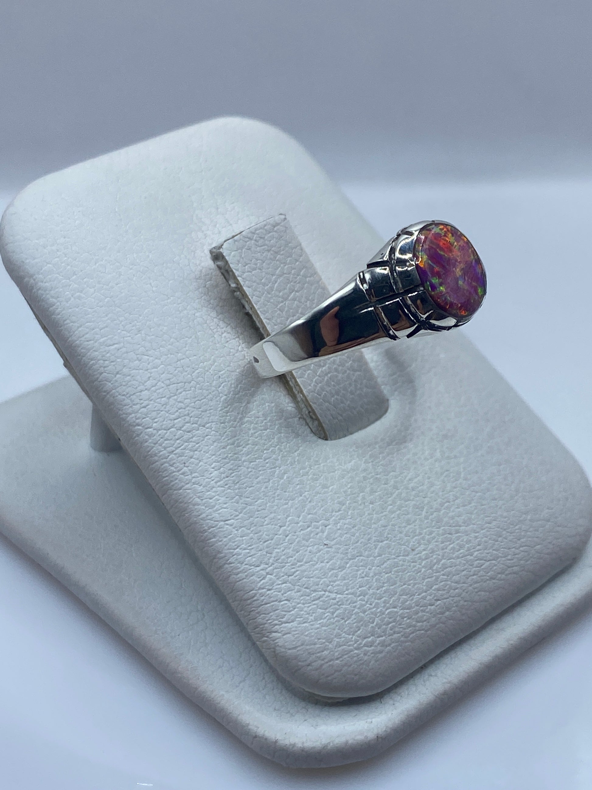 Detalle del ópalo de fuego mostrando el juego de colores rosa, naranja y dorado