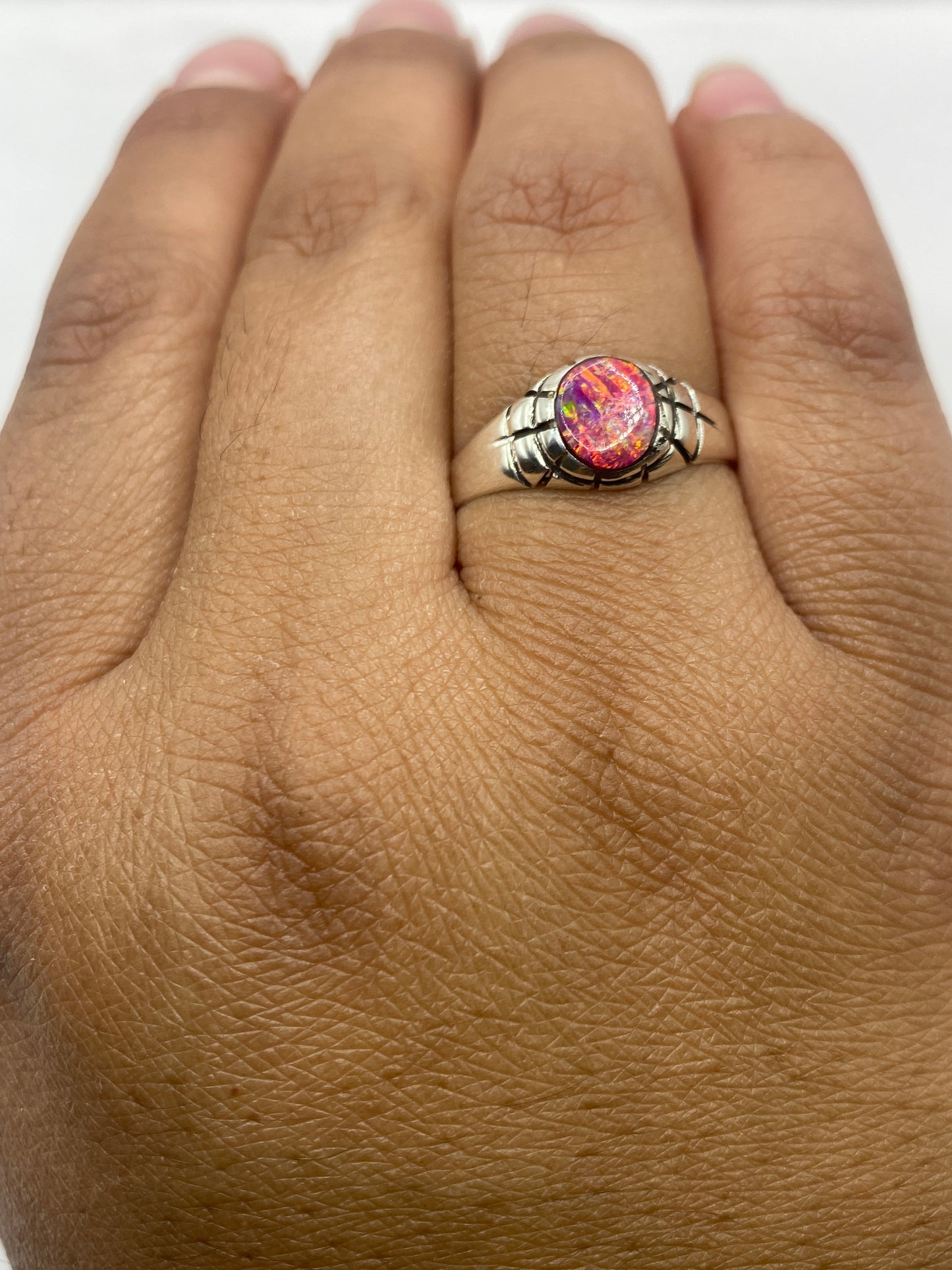 Anillo sobre fondo gris mostrando el sello .925 en la banda interior
