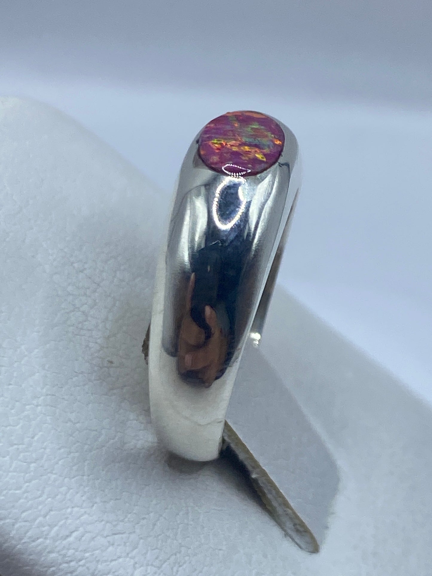 Anillo ópalo rosa en la mano mostrando brillo natural de la gema