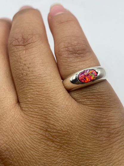 Anillo sobre fondo blanco mostrando el sello 925 en la banda