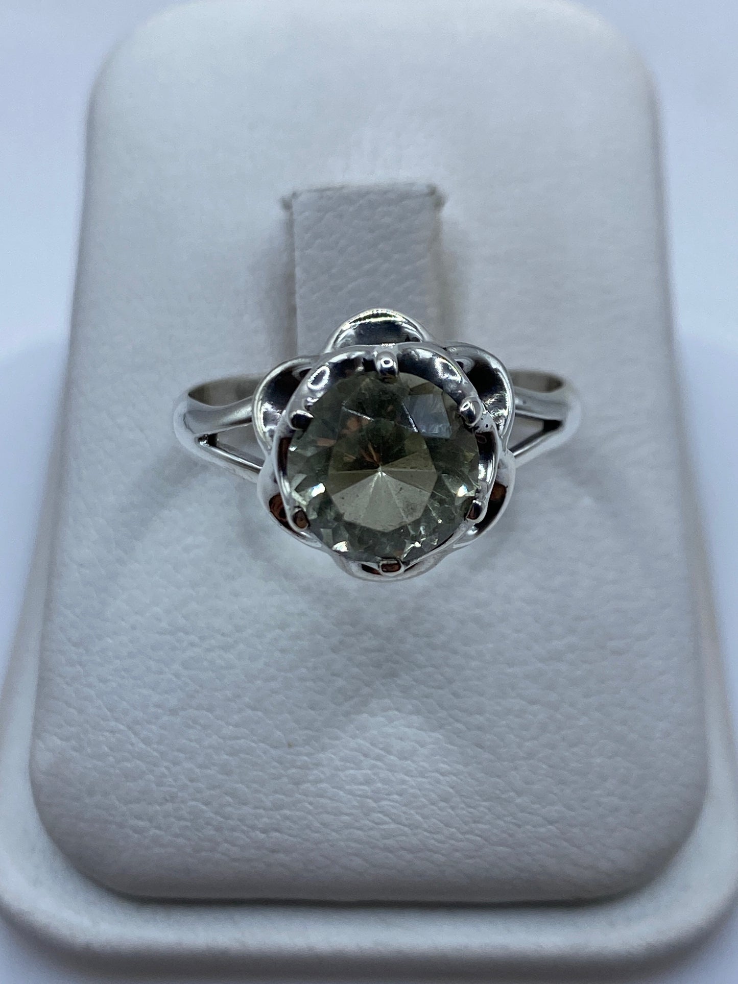 Anillo de plata solitario con circonia brillante en estuche blanco