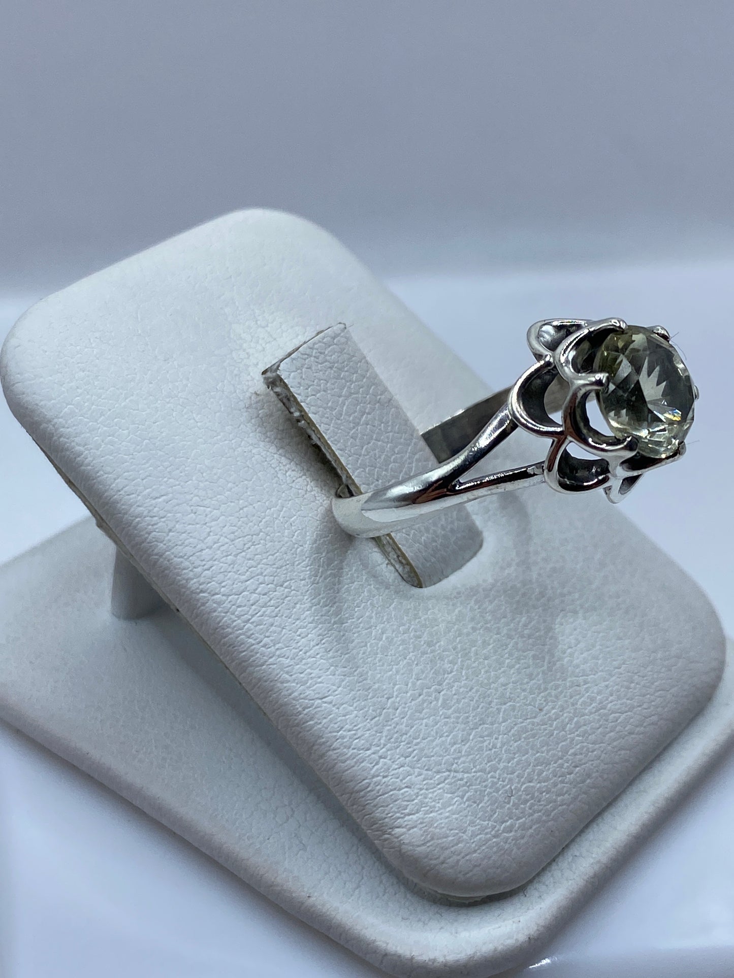 Vista lateral del anillo floral de plata .925 con base artesanal
