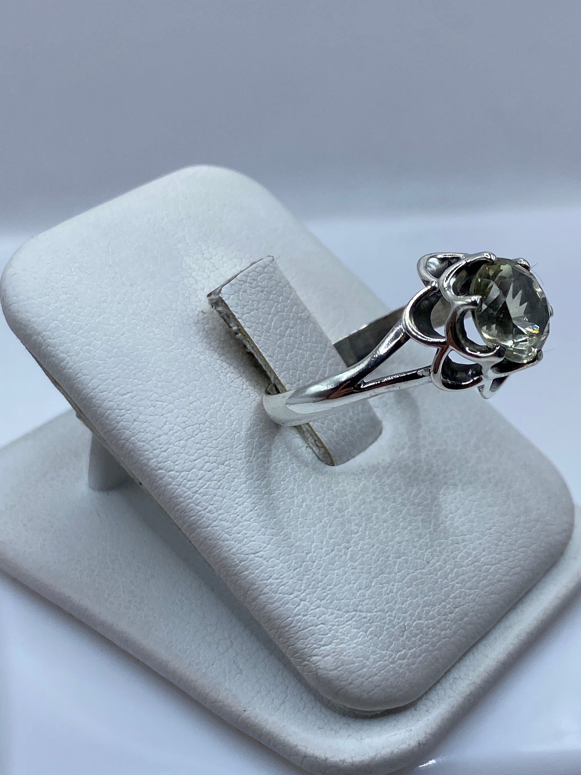 Vista lateral del anillo floral de plata .925 con base artesanal