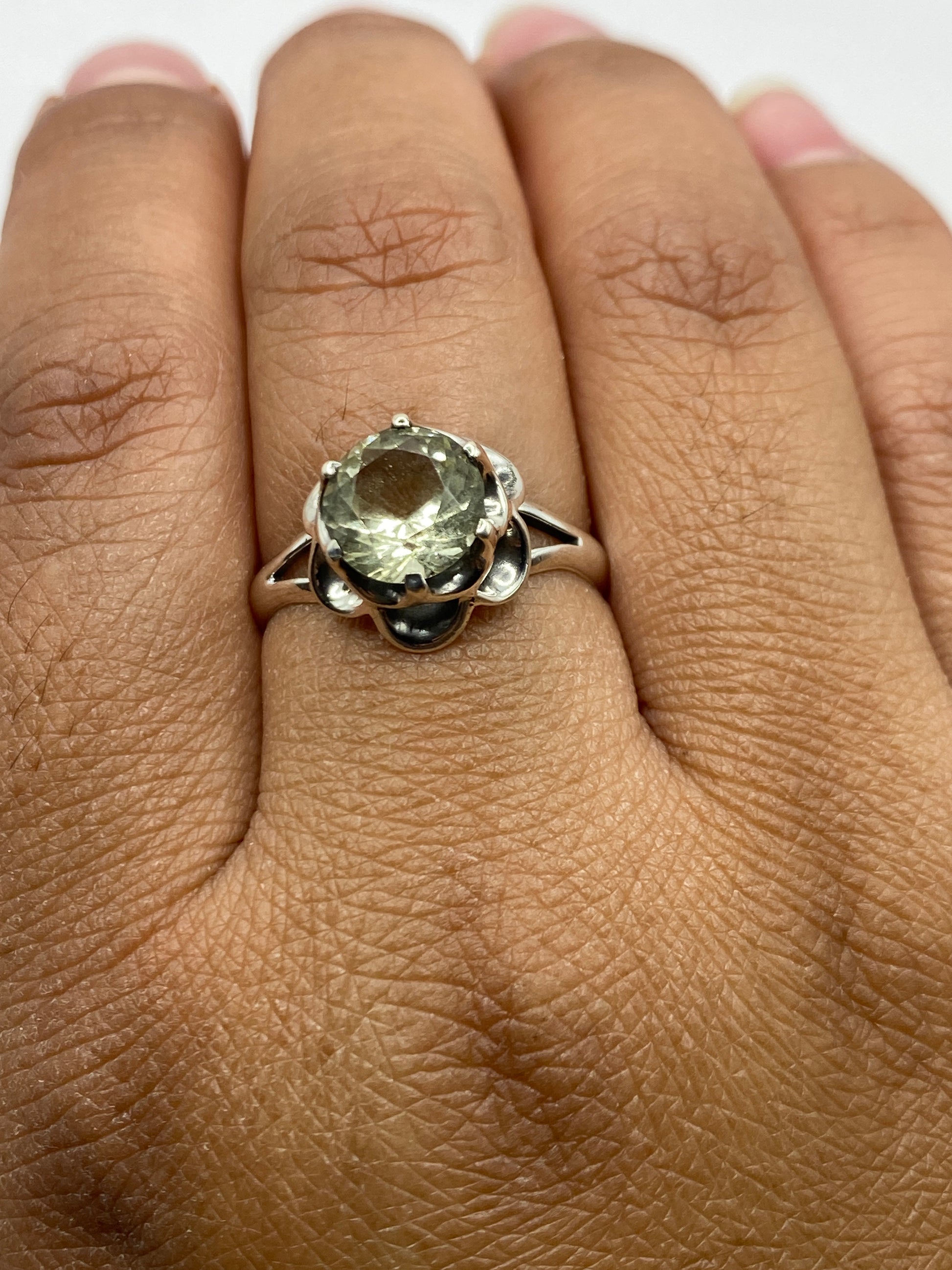 Anillo solitario en la mano mostrando el brillo tipo diamante de la circonia