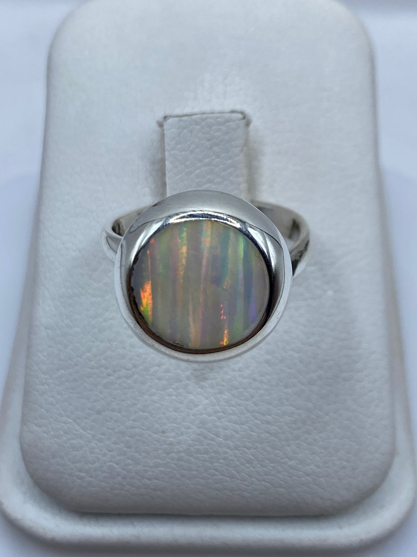 Anillo ajustable de plata con ópalo de fuego iridiscente en estuche de presentación