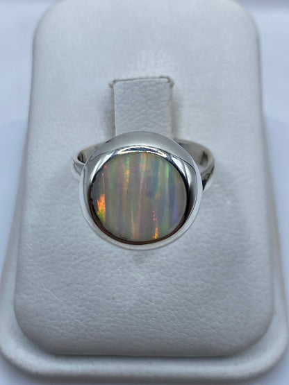 Anillo ajustable de plata con ópalo de fuego iridiscente en estuche de presentación