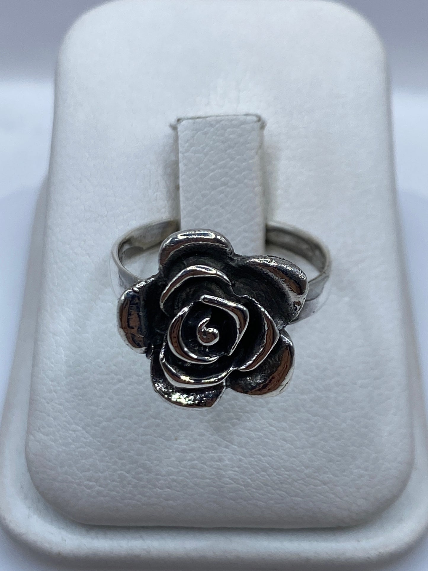 Anillo rosa floral de plata .925 en estuche blanco, vista frontal