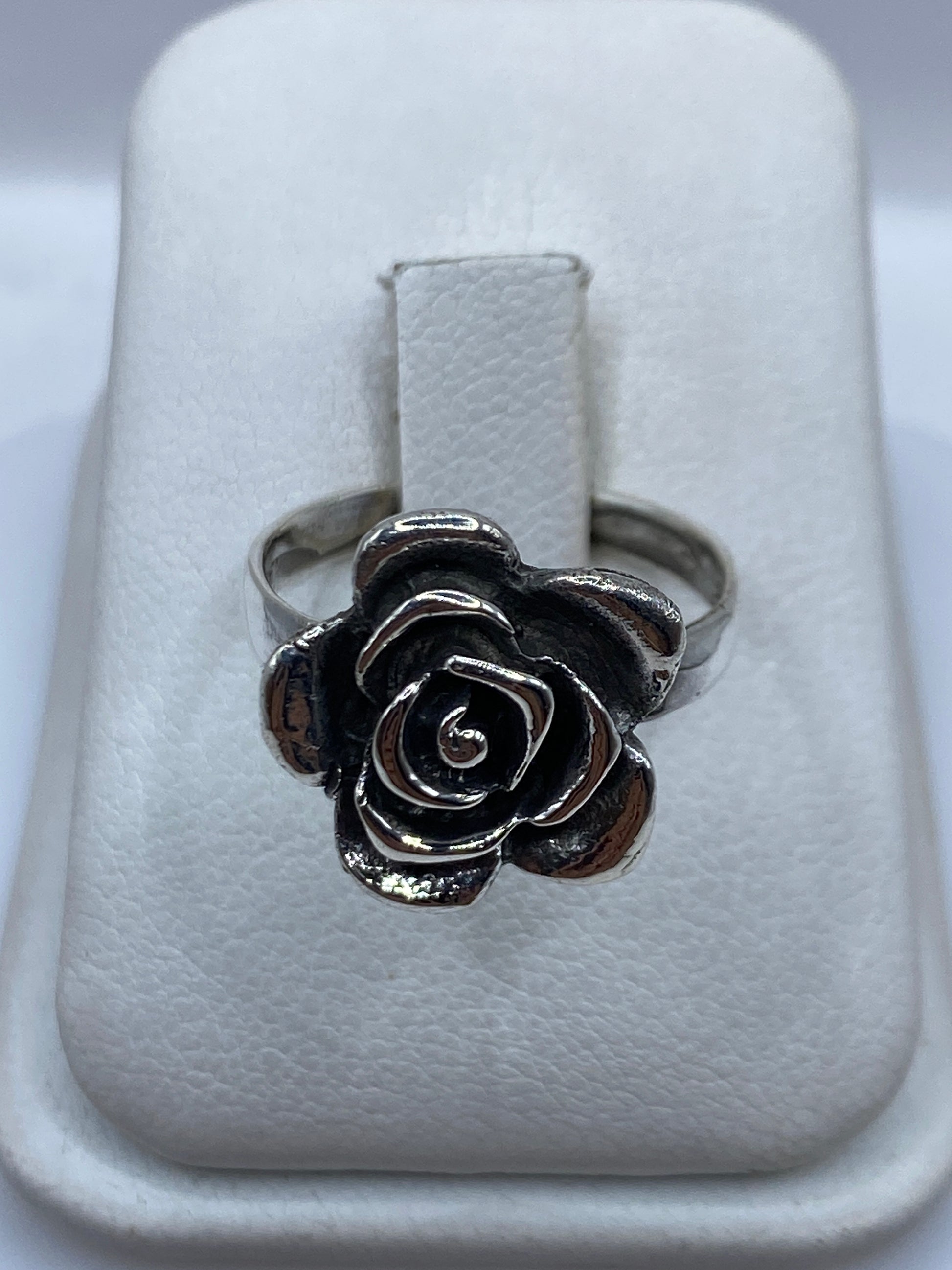 Anillo rosa floral de plata .925 en estuche blanco, vista frontal