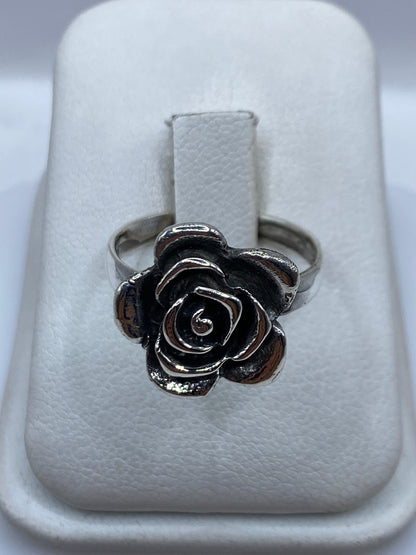 Anillo rosa floral de plata .925 en estuche blanco, vista frontal