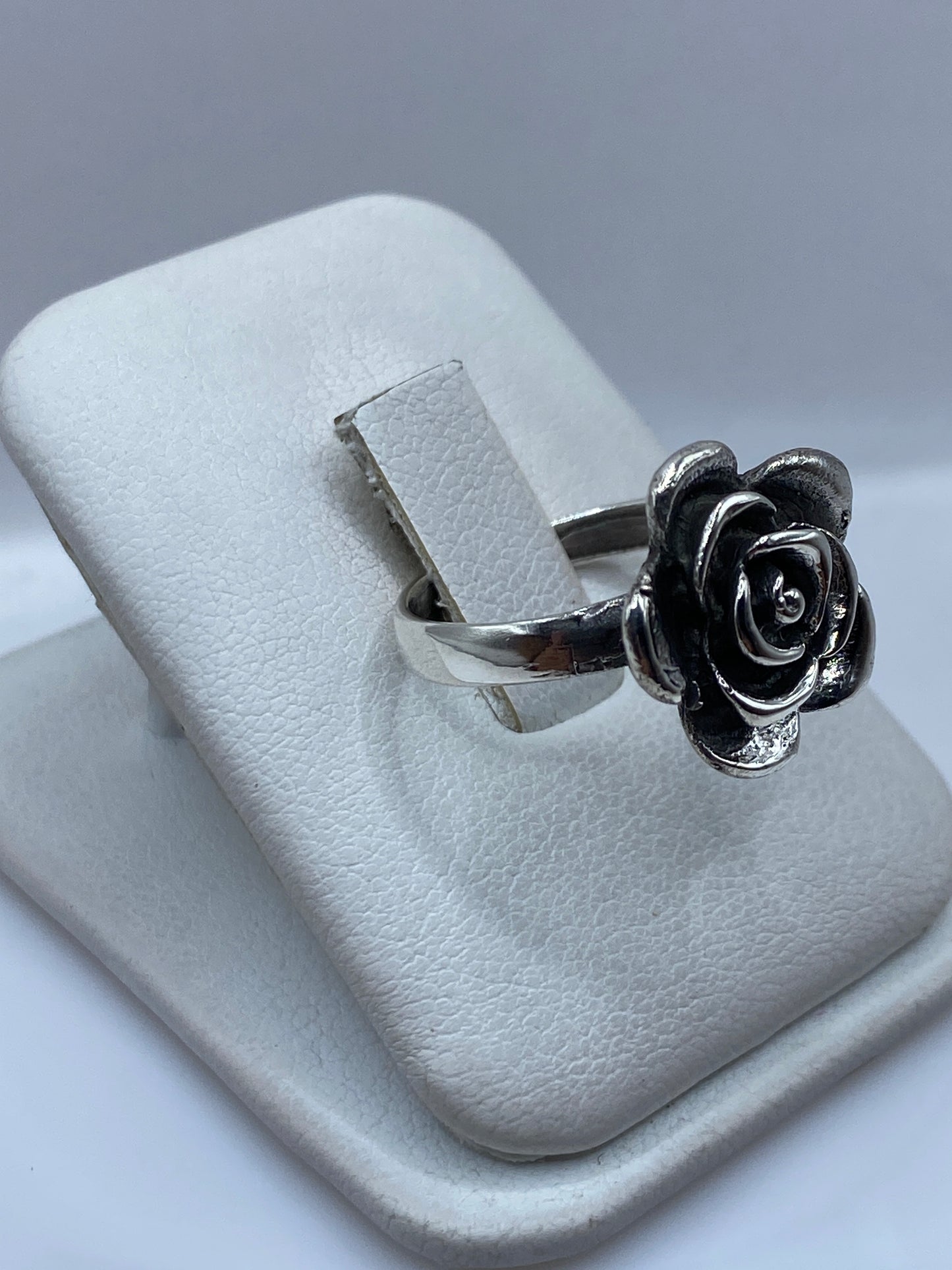 Anillo floral moldeado en plata pura, lateral sobre dedo índice