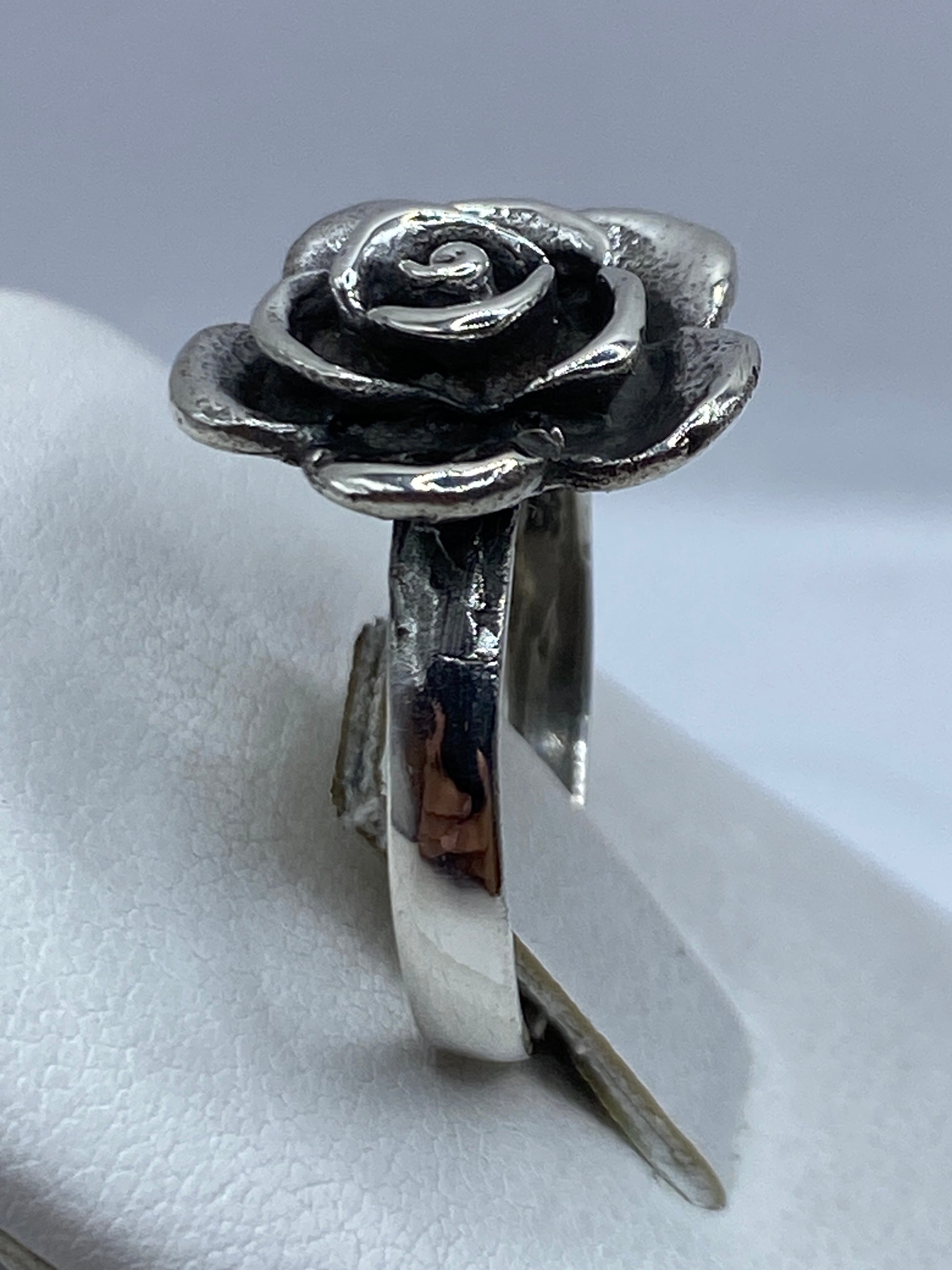 Detalle del pétalo central del anillo rosa, acabado brillante mate