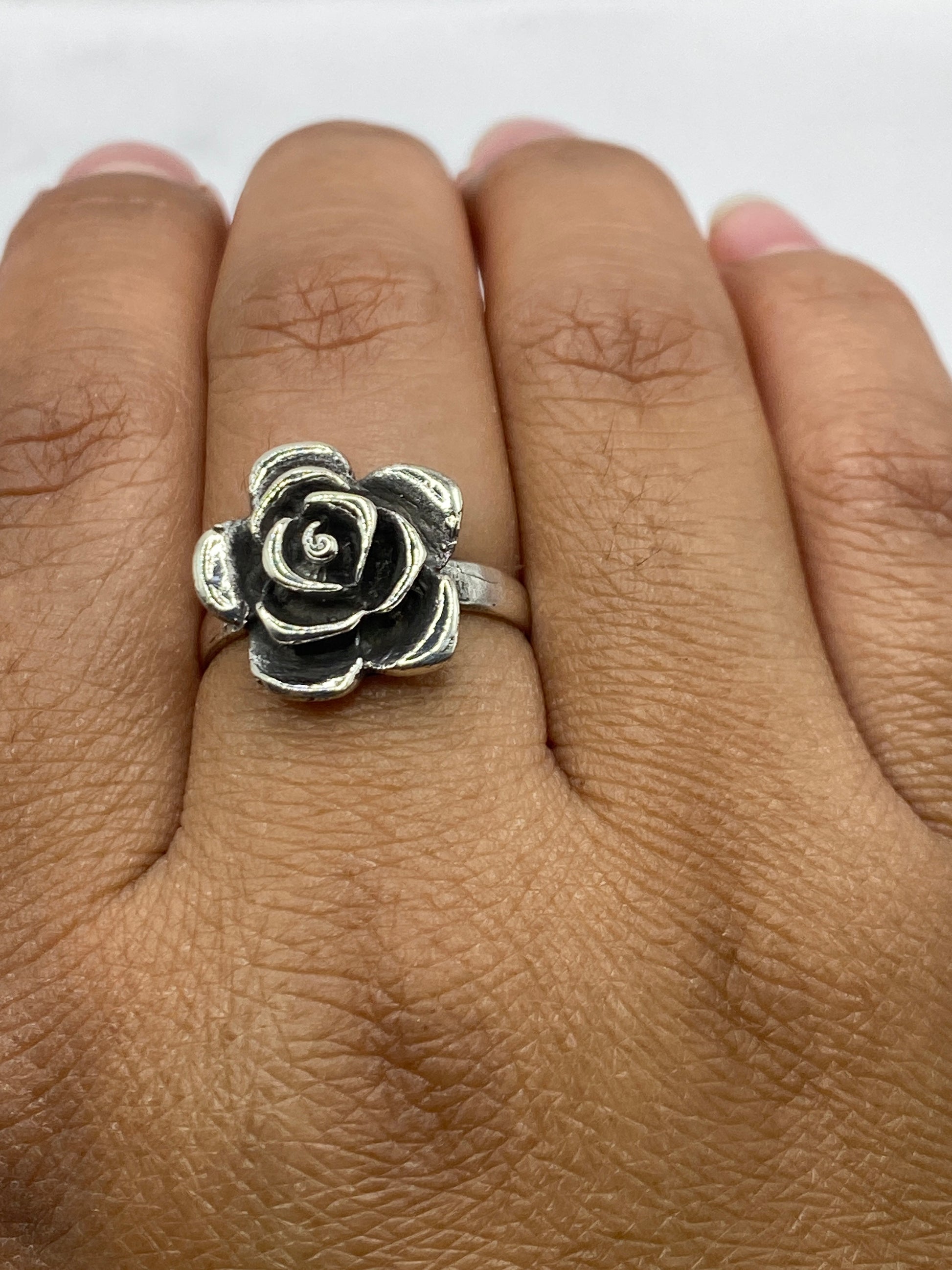 Anillo rosa en plata Taxco mostrando el sello 925 MEXICO en la banda