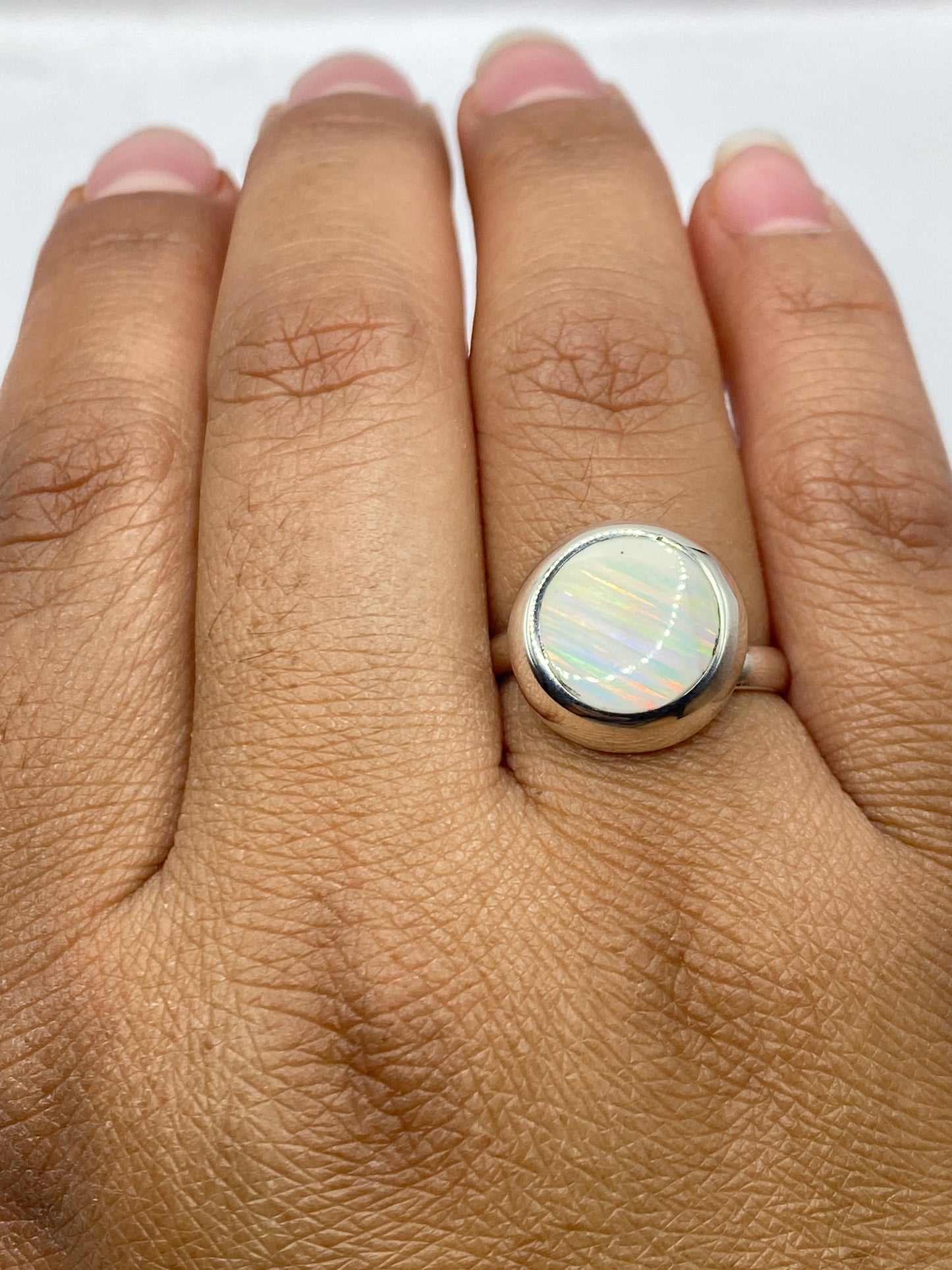 Anillo ajustable en mano de mujer con sello .925 visible en la base