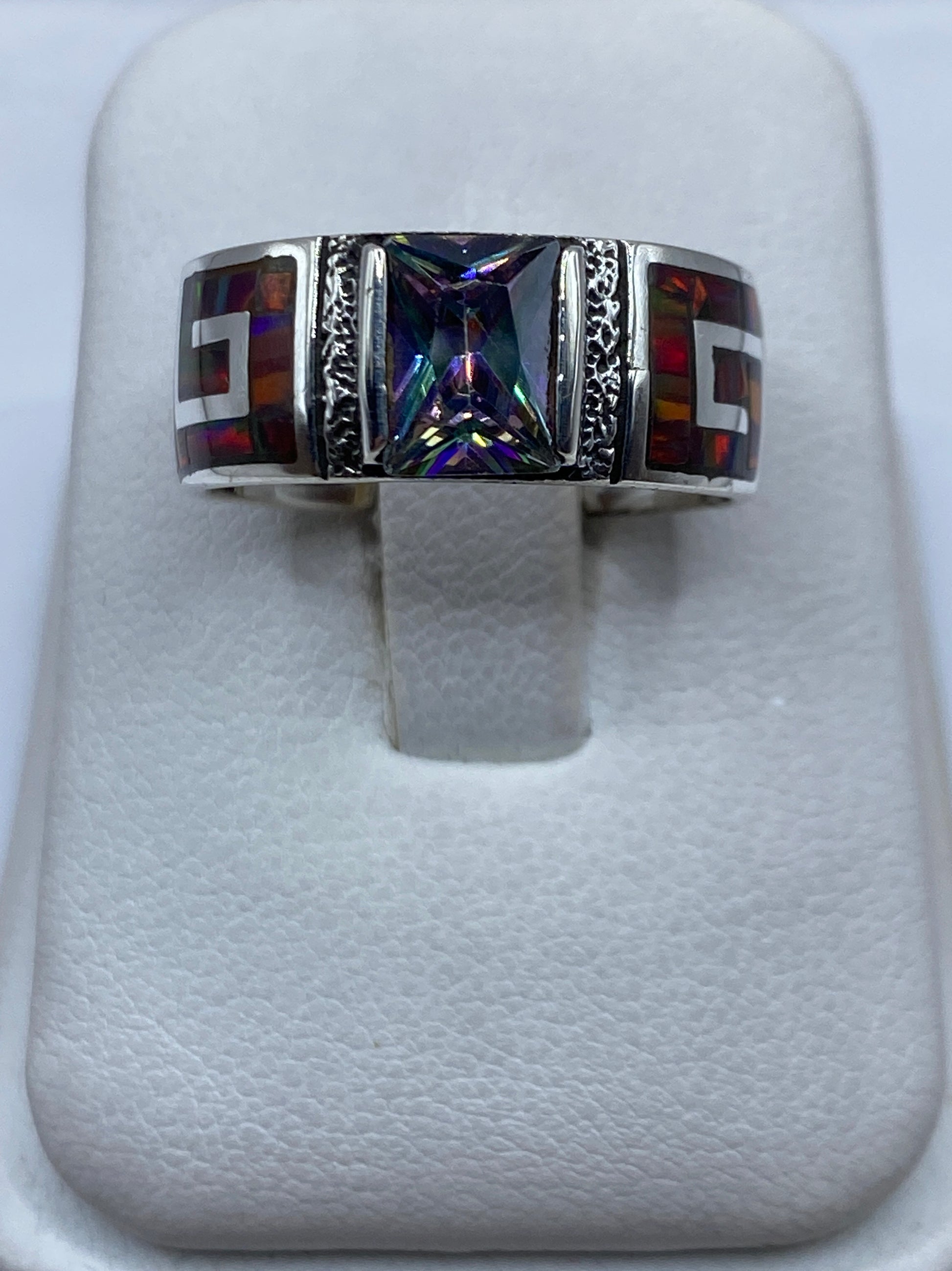 Anillo de plata .950 con ópalo de fuego multicolor en diseño geométrico sobre presentador blanco