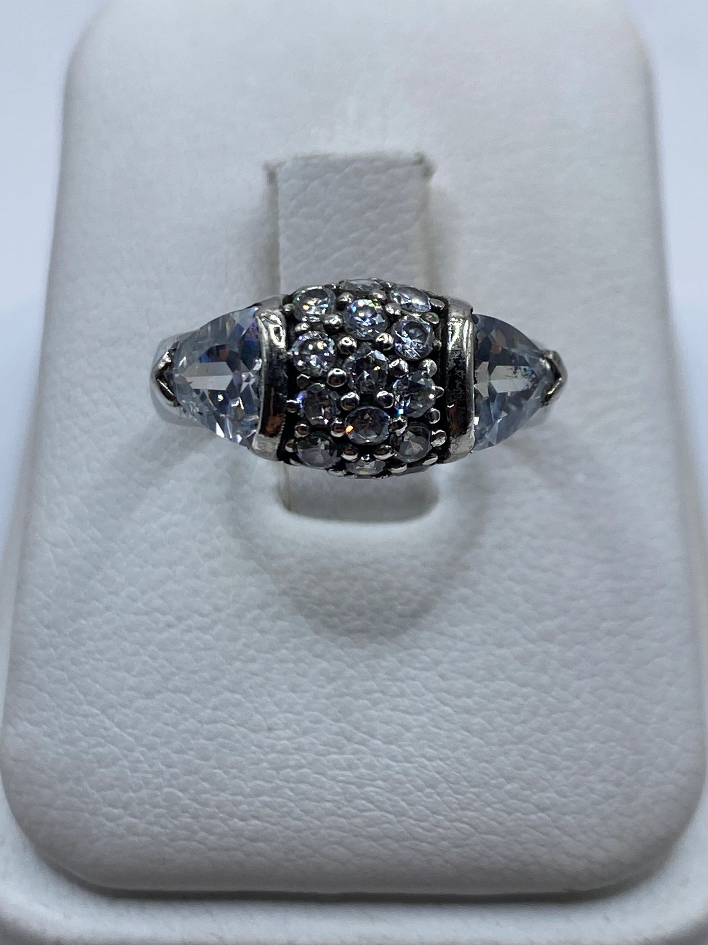 Anillo de plata coctel con circonia cristalina facetada, vista frontal
