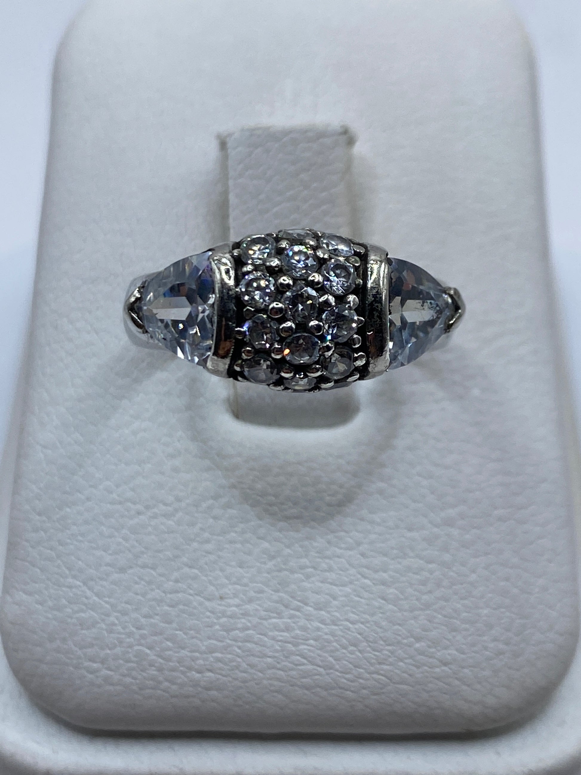 Anillo de plata coctel con circonia cristalina facetada, vista frontal