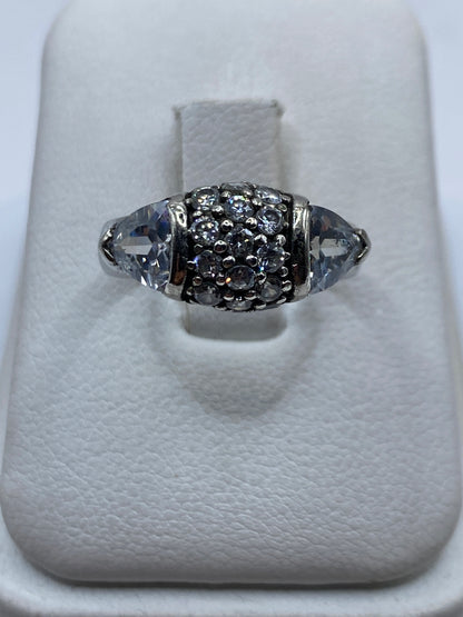 Anillo de plata coctel con circonia cristalina facetada, vista frontal