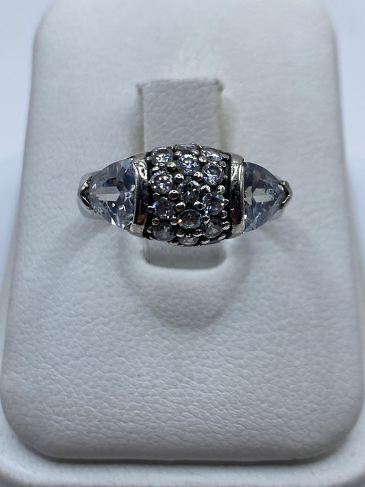 Anillo de plata coctel con circonia cristalina facetada, vista frontal