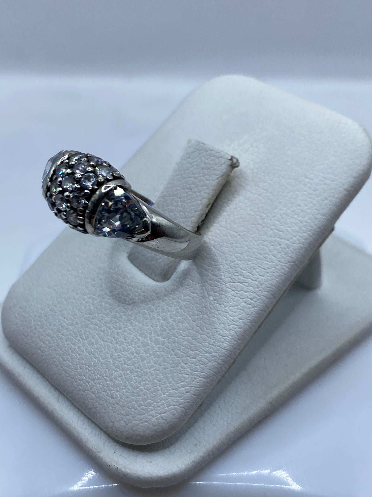 Detalle lateral del anillo de plata .925 con hombros decorados
