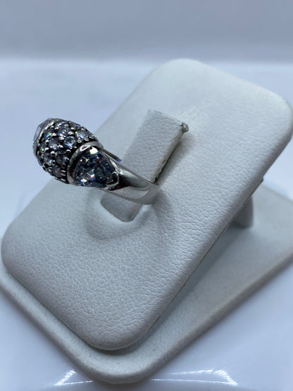 Detalle lateral del anillo de plata .925 con hombros decorados