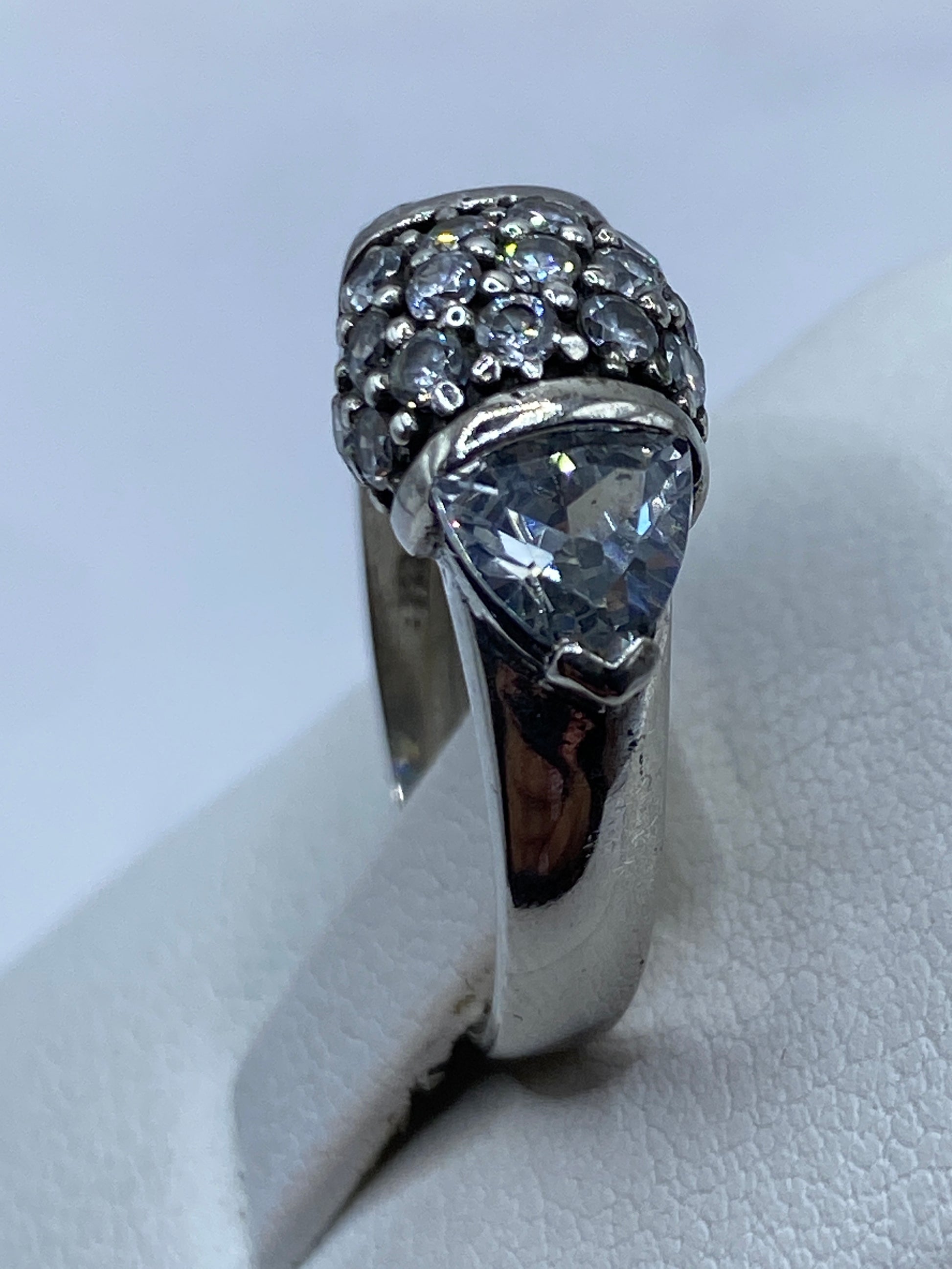 Anillo coctel cristalina en la mano mostrando brillo y fuego