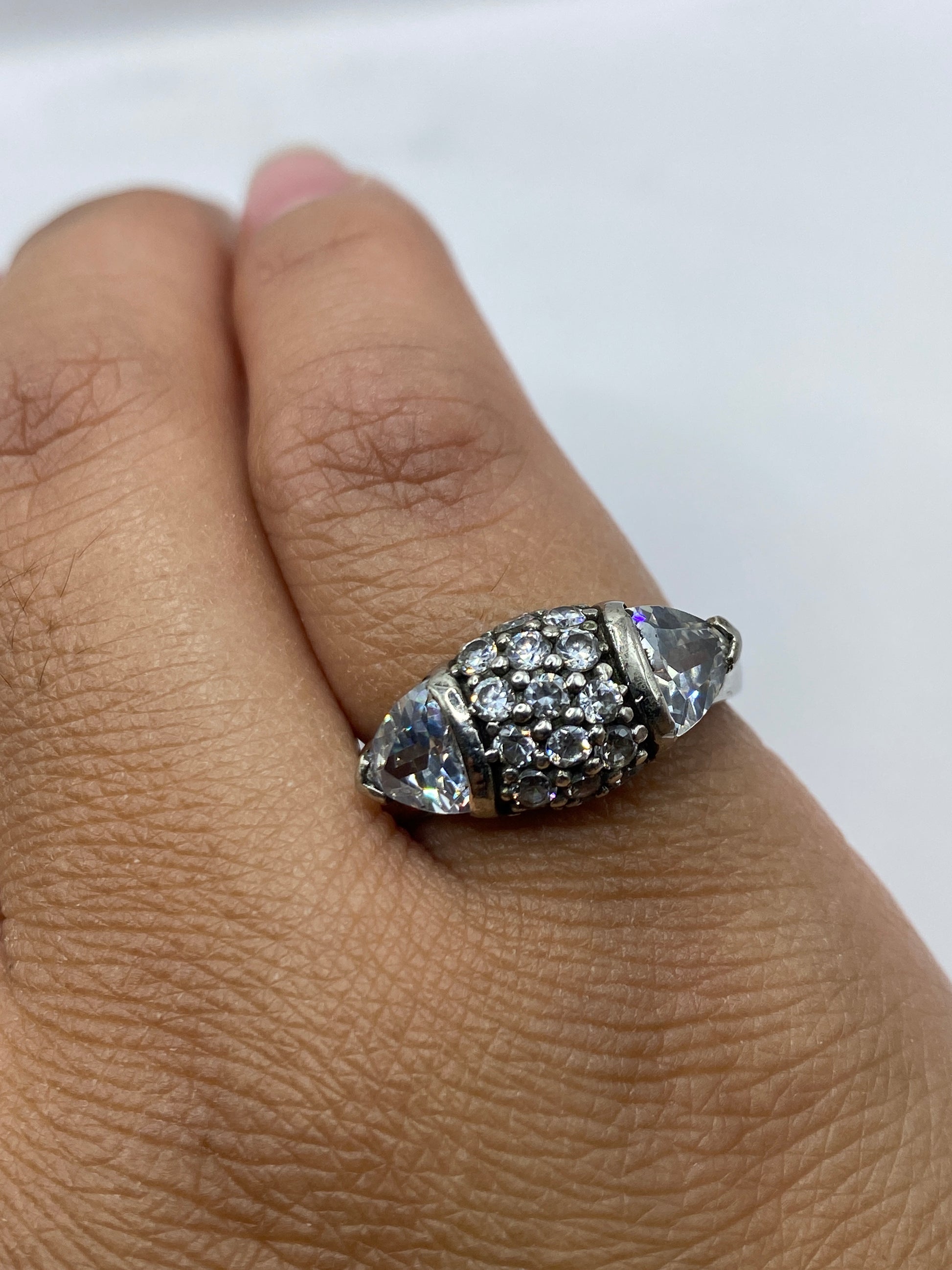 Anillo de plata sobre fondo blanco, vista superior del engaste
