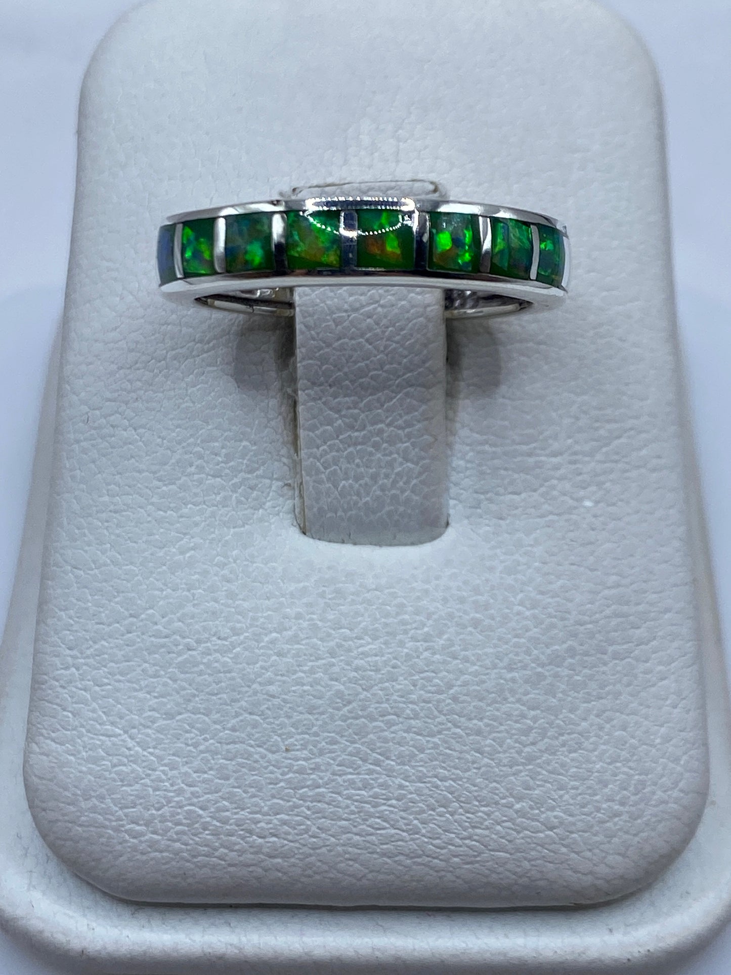 Anillo de plata .950 con ópalo de fuego verde limón visto desde arriba en estuche blanco