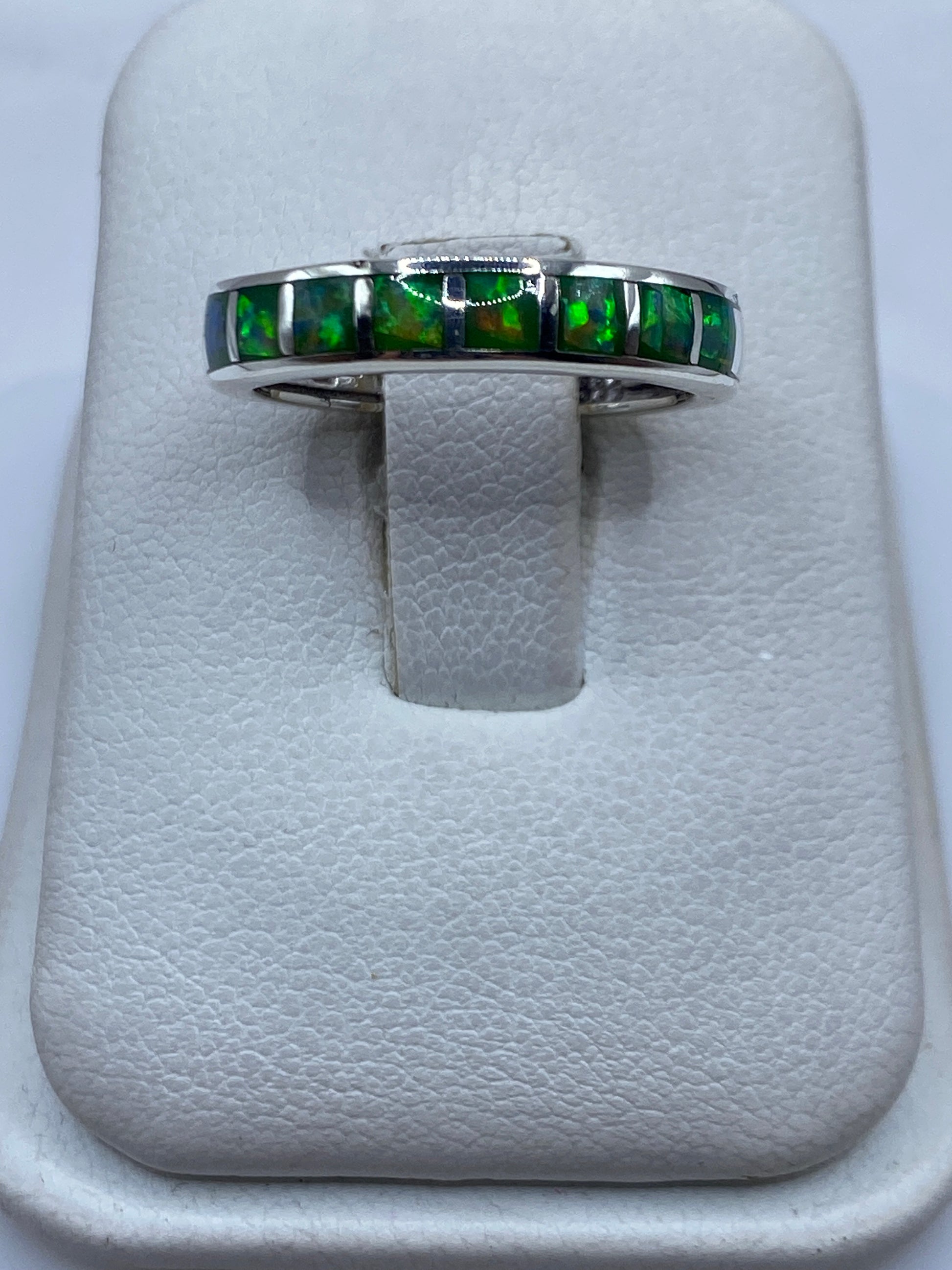Anillo de plata .950 con ópalo de fuego verde limón visto desde arriba en estuche blanco