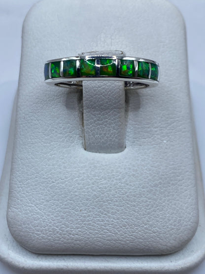 Anillo de plata .950 con ópalo de fuego verde limón visto desde arriba en estuche blanco