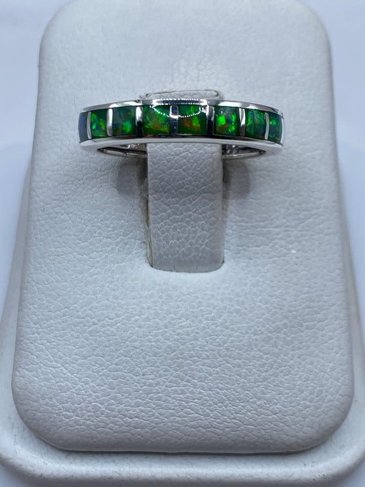 Anillo de plata .950 con ópalo de fuego verde limón visto desde arriba en estuche blanco