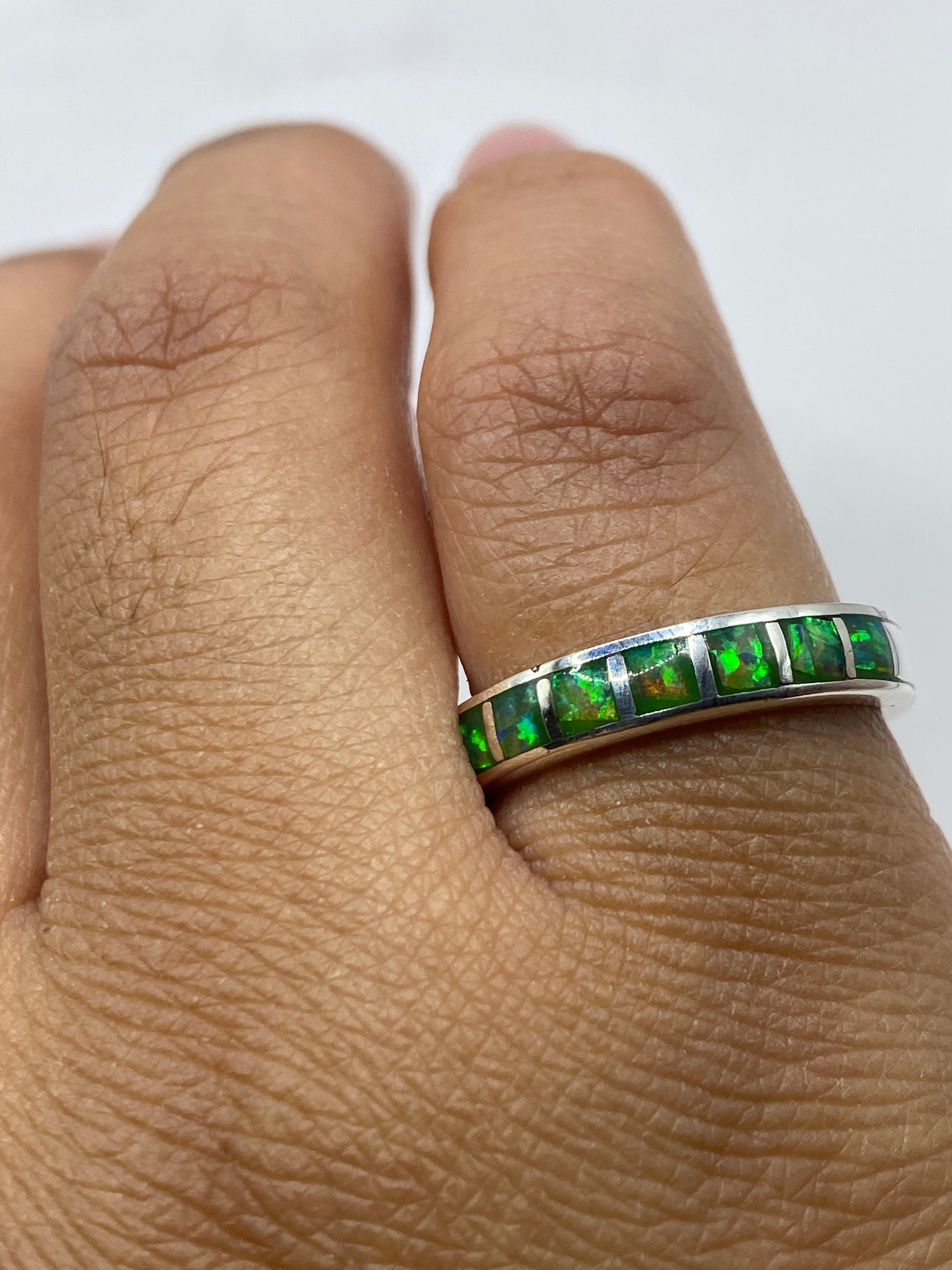 Anillo colocado en el dedo mostrando el tamaño real y versatilidad del diseño
