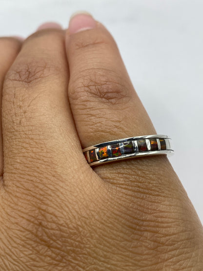 Anillo de plata .925 con ópalo sobre escala de peso mostrando 3.2 gramos