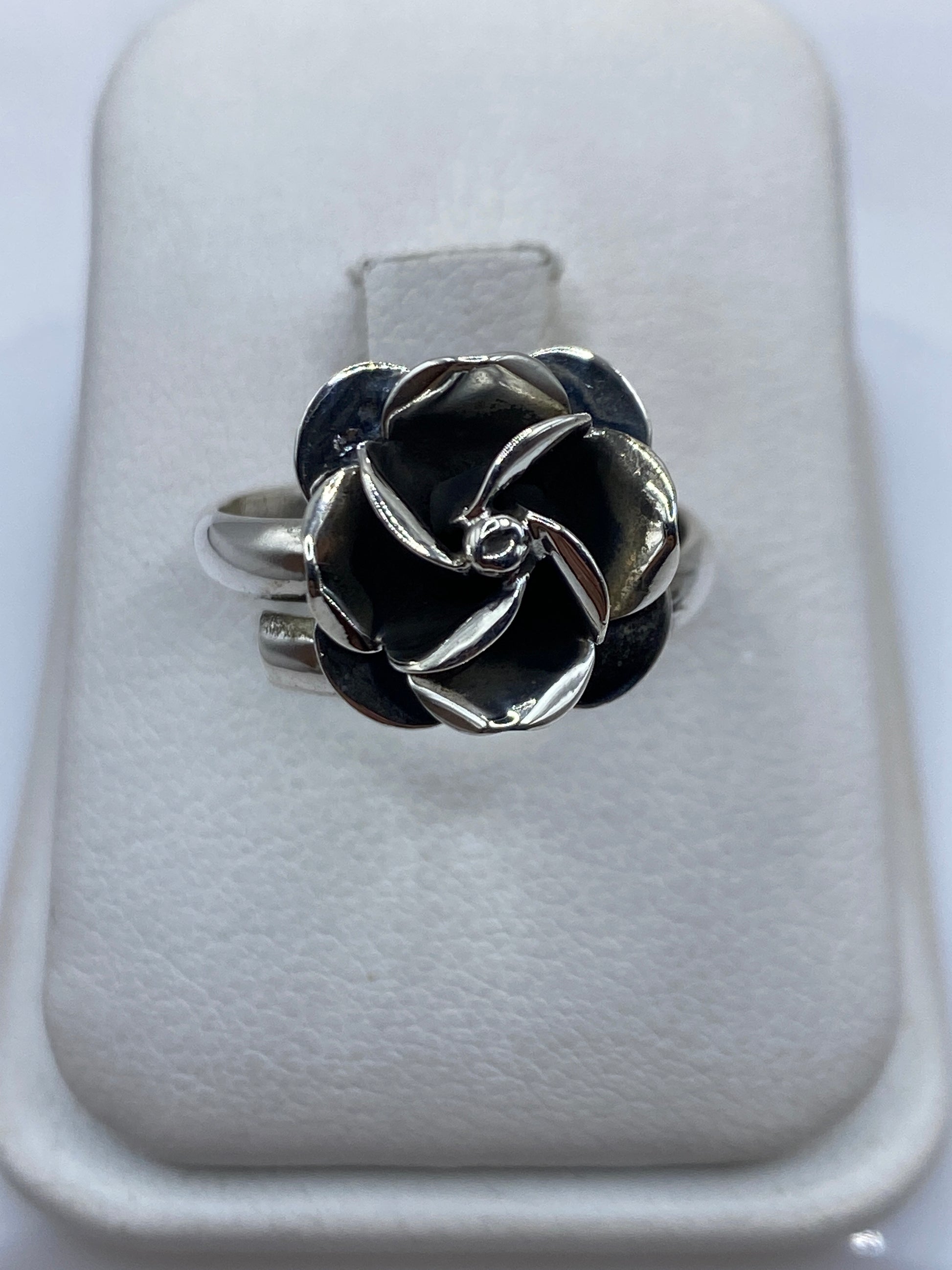 Anillo floral de plata .925 ajustable con pétalos tallados a mano en Taxco