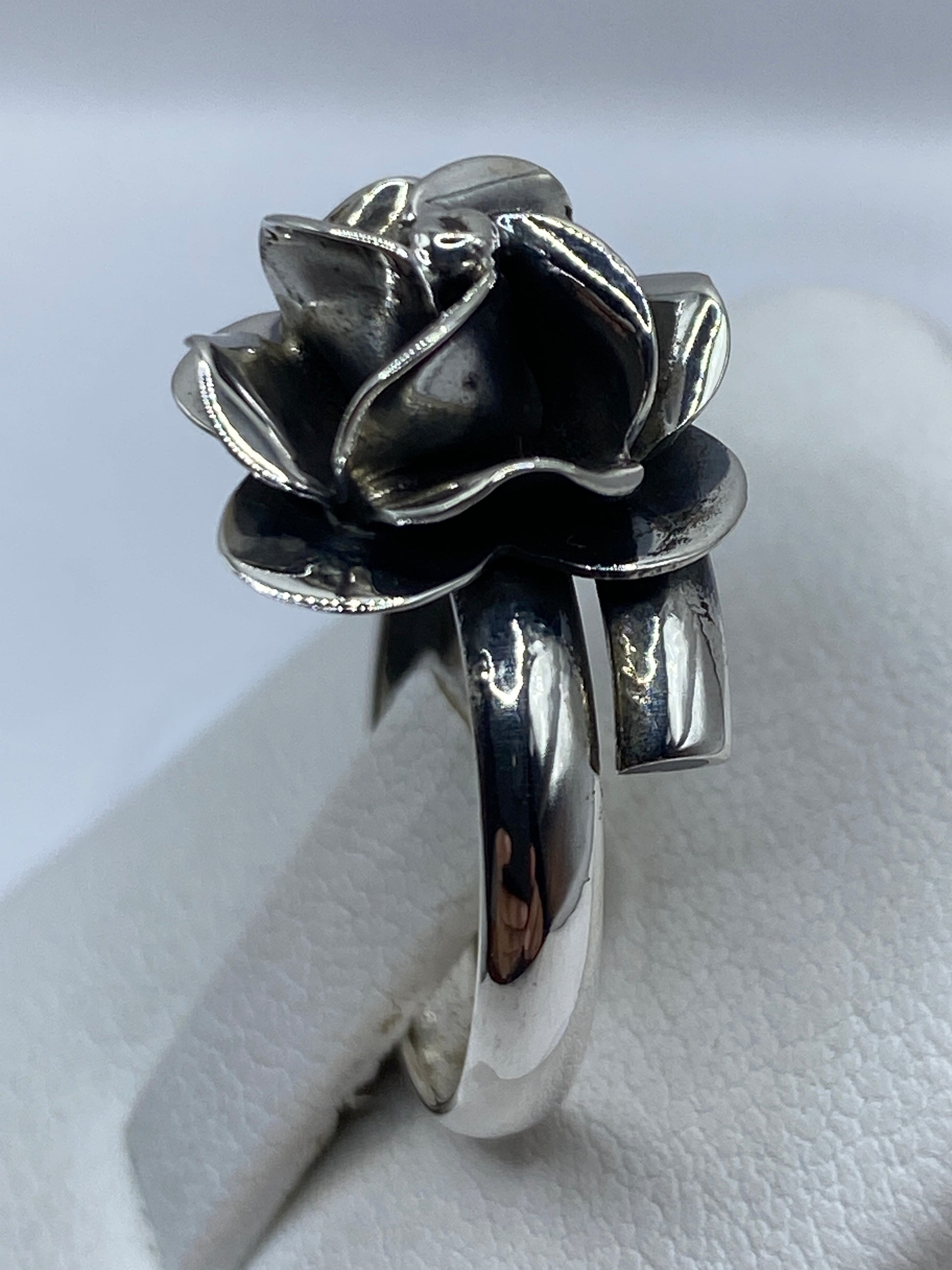 Detalle lateral del anillo floral con acabado pulido espejo y sombras