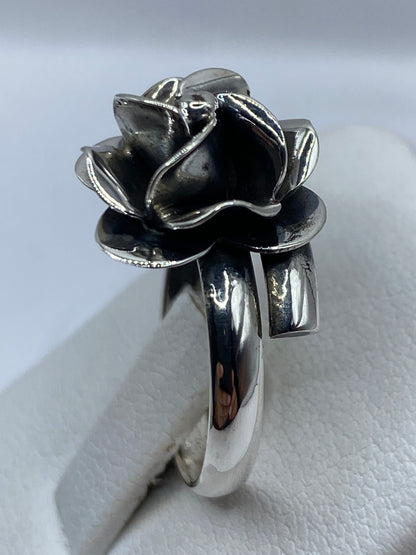 Detalle lateral del anillo floral con acabado pulido espejo y sombras