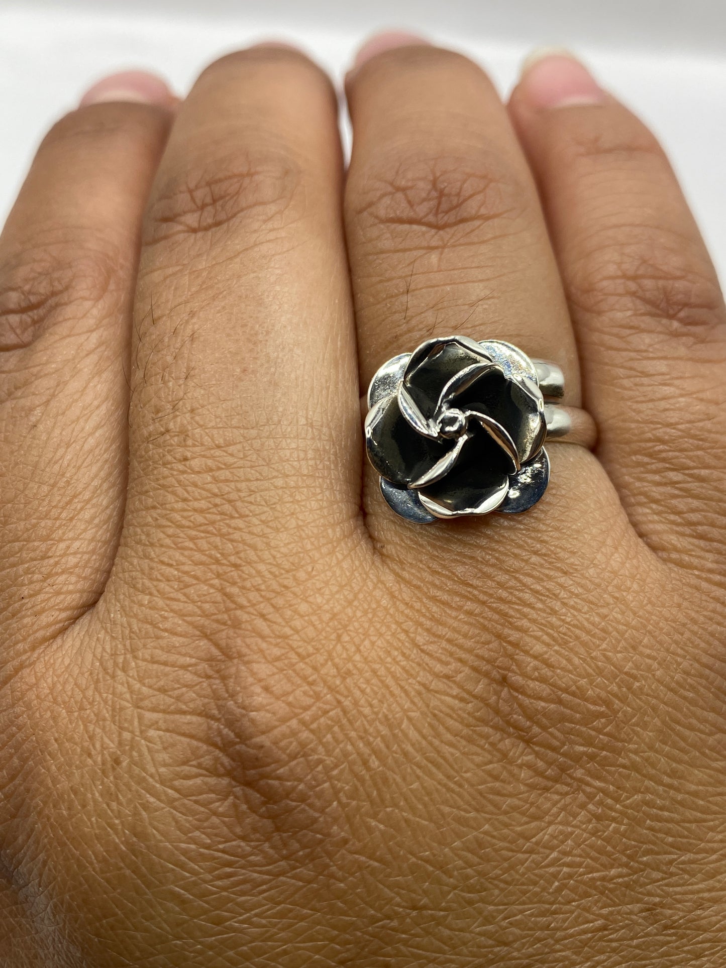 Anillo floral sobre fondo blanco con sello .925 MEXICO visible