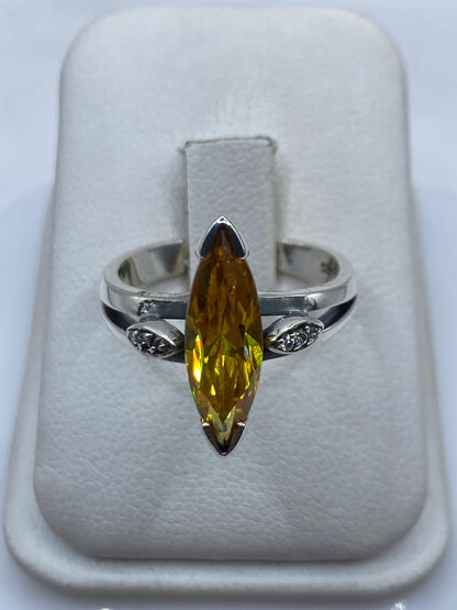 Anillo de plata con circonia amarilla talla marquesa en estuche, vista frontal