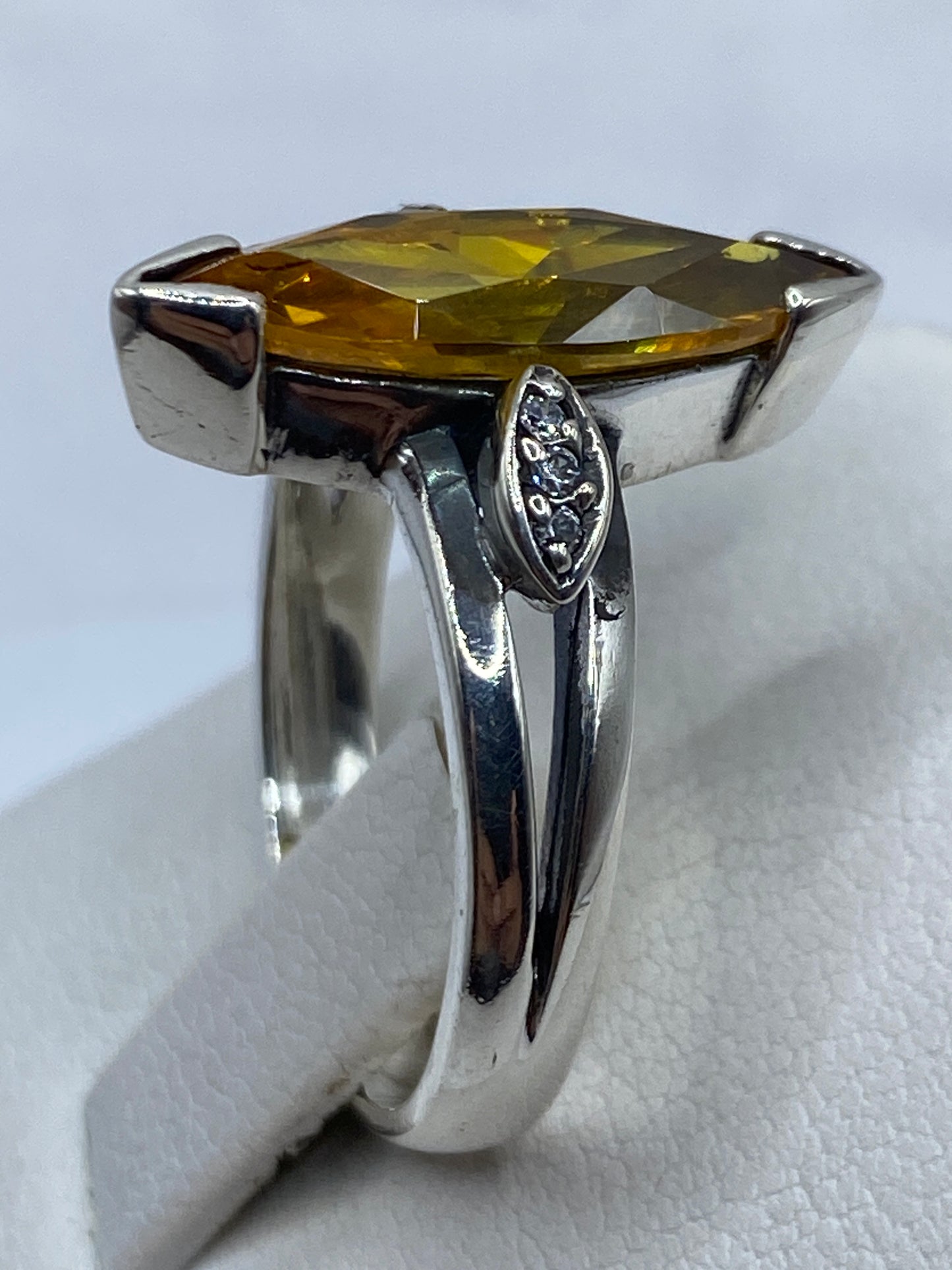 Circonia amarilla cortada marquesa reflejando luz tipo diamante